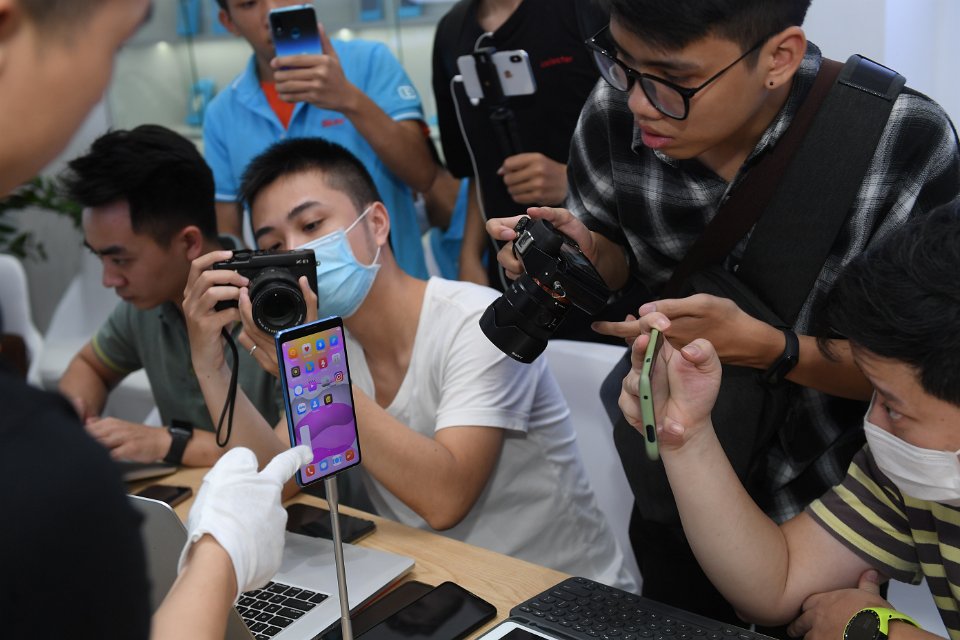 People take photos of the Bphone B86 at the smartphone’s launch event on May 10, 2020. Photo: Bkav