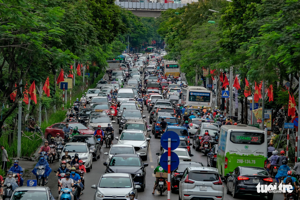 Traffic congestion on Thai Ha Street, Hanoi, after a sudden downpour in the morning of May 12, 2020. Photo: Nam Tran / Tuoi Tre