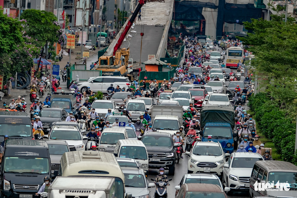 Traffic congestion on Truong Chinh Street, Hanoi, after a sudden downpour in the morning of May 12, 2020. Photo: Nam Tran / Tuoi Tre