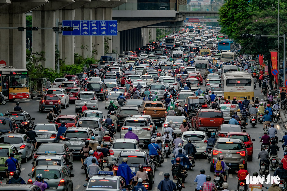 Traffic congestion on Nguyen Trai Street, Hanoi, after a sudden downpour in the morning of May 12, 2020. Photo: Nam Tran / Tuoi Tre