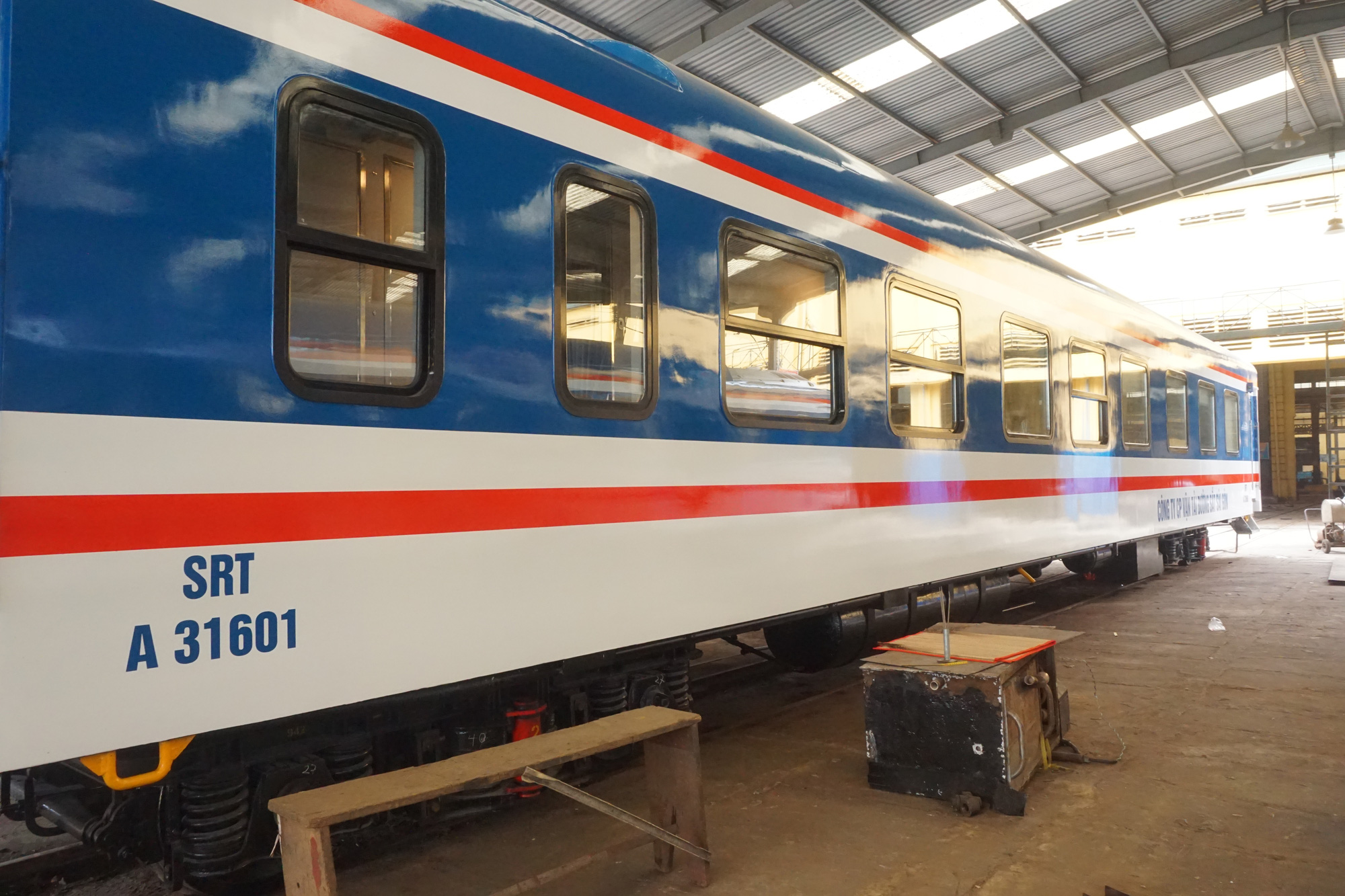 The exterior of a bar carriage of Di An Train JSC. Photo: Duc Phu / Tuoi Tre