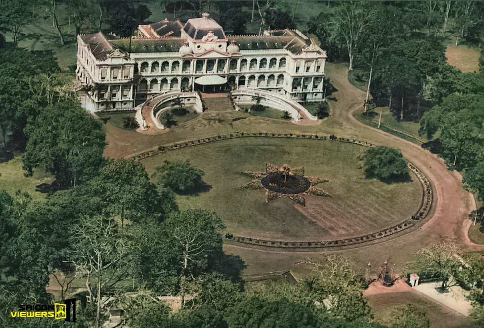 The black-and-white (top) and colorized (bottom) photos of the Norodom Palace, the former name of the current-day Reunification Palace, captured in Saigon, the former name of Ho Chi Minh City, in 1920.