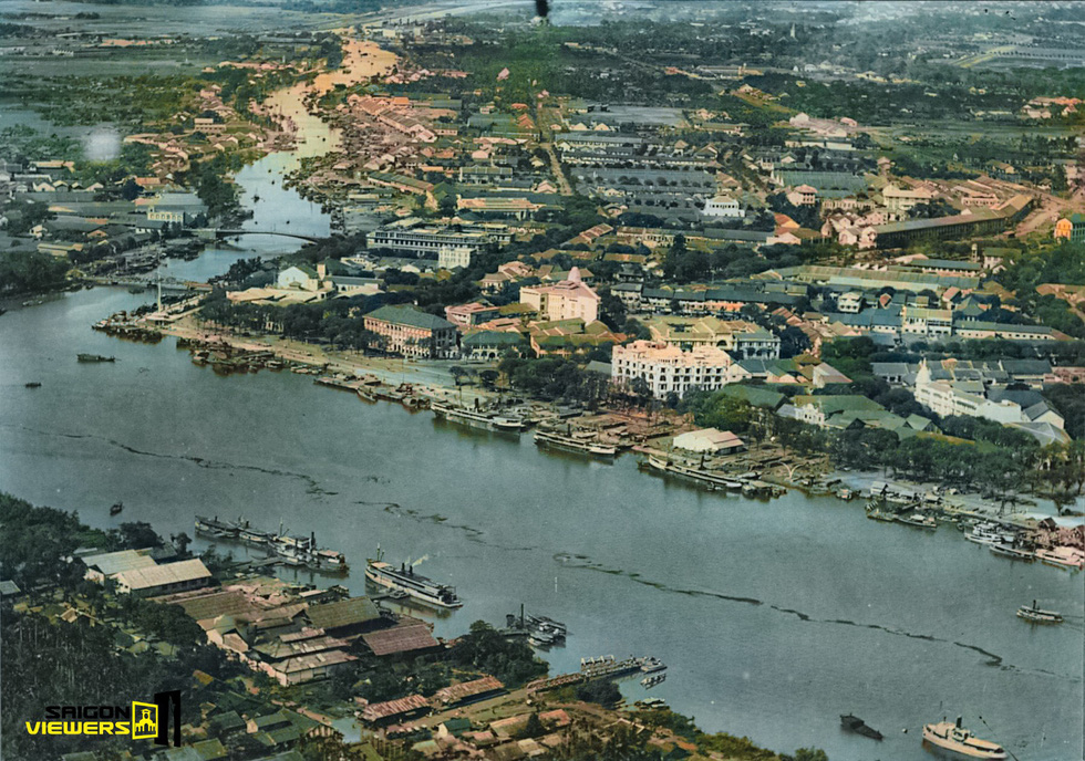 The black-and-white (top) and colorized (bottom) photos of the Tau Hu Canal captured in Saigon, the former name of Ho Chi Minh City, in 1920.