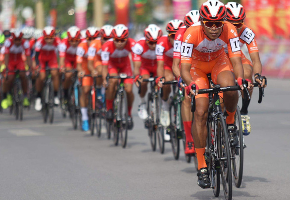 Cyclists race in the first stage of the 32nd HTV Cup in Nghe An Province, Vietnam, May 19, 2020. Photo: V.N.H.
