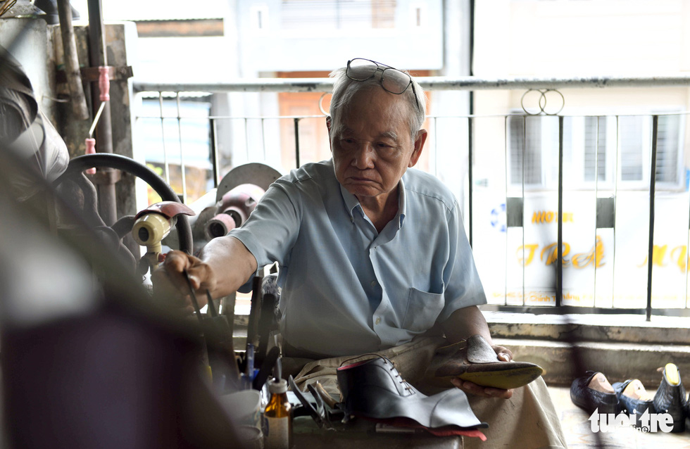 Trinh Ngoc, nearly 90 now, has always kept his love for making shoes alive during the past 70 years. Photo: Duyen Phan / Tuoi Tre