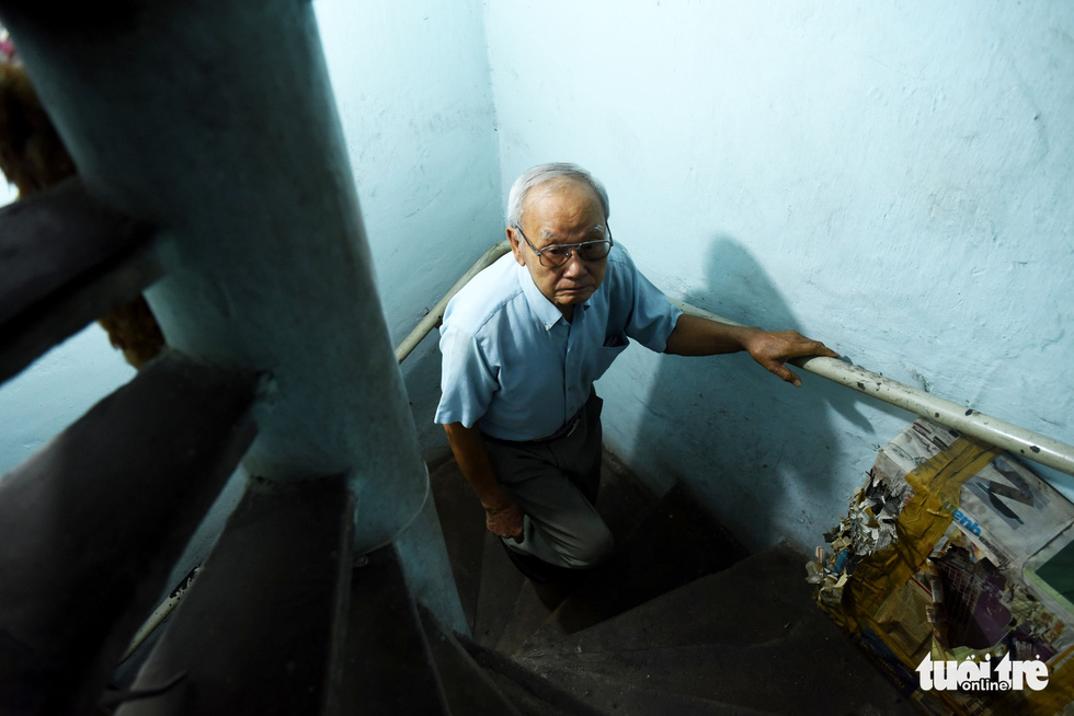 Despite his age, Ngoc said he will continue doing his job for as long as his health allows him to. Photo: Duyen Phan / Tuoi Tre