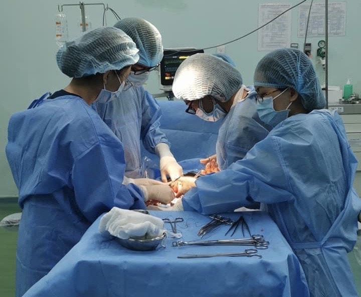 Ho Chi Minh City doctors rescue fetus tightened by 6 rounds of umbilical cord