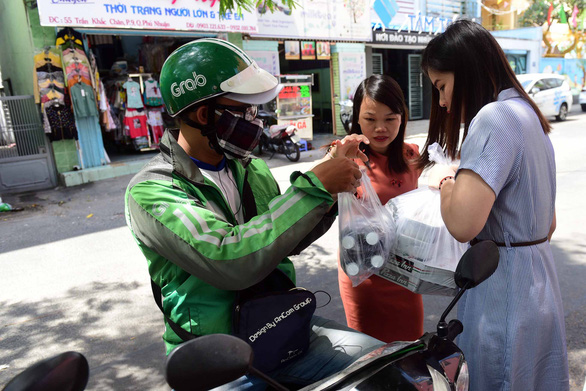Delivery workers favor cashless payment amid COVID-19 pandemic in Vietnam