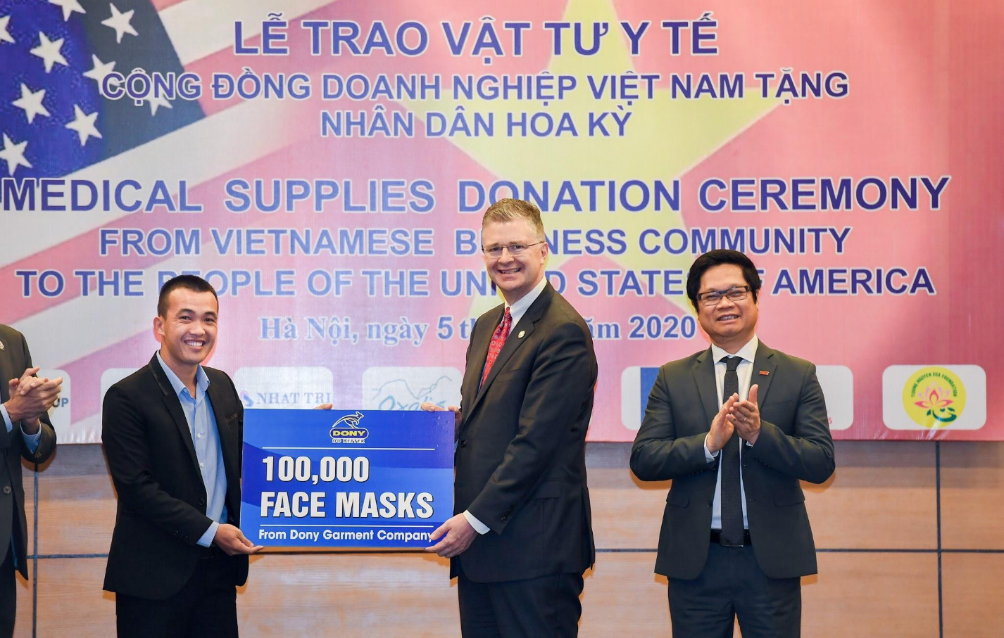 Vietnamese businesses donate 1.4 million medical supply units to US