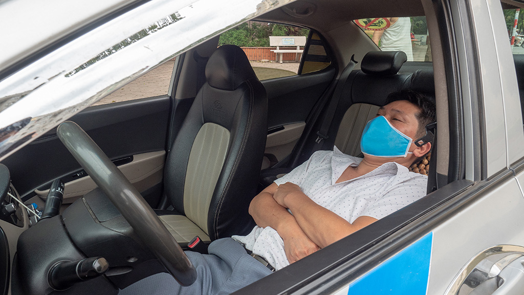 Hanoi, Saigon taxi drivers face precarious future as ridership shows little rebound
