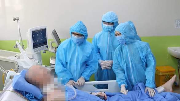 Vietnamese doctors prepare British COVID-19 patient for ventilator withdrawal