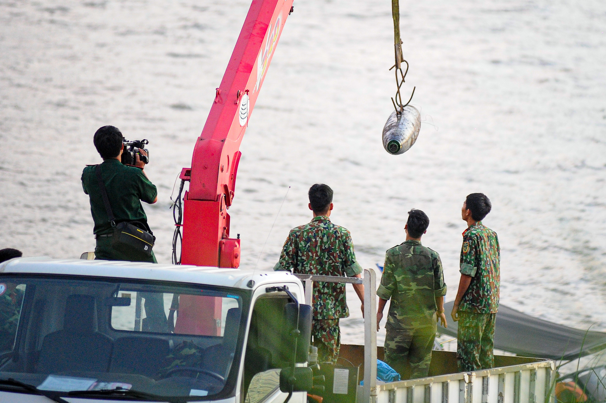Military officers salvage 1.6m-long bomb near Hanoi bridge