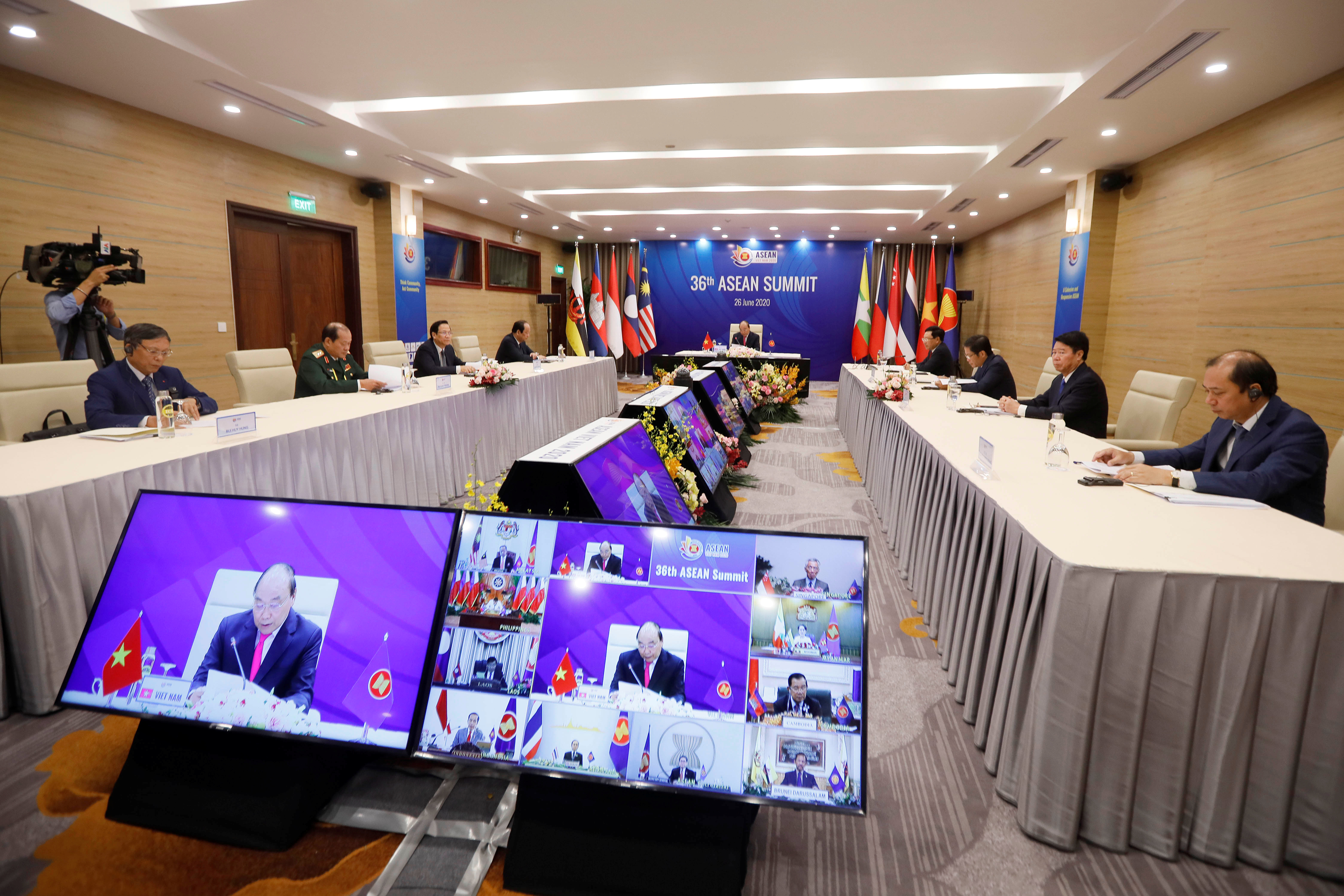 ASEAN leaders pledge to work toward early conclusion of East Vietnam Sea COC