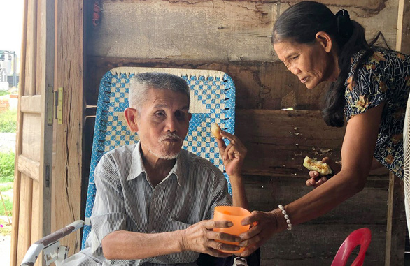 In Vietnam, visually impaired old couple brave poverty together by local cemetery