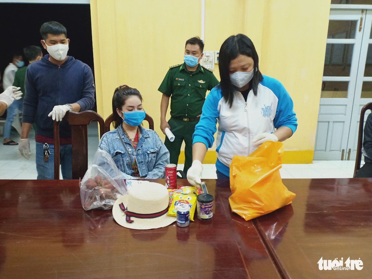 Competent authorities inspect the belongings of individuals who illegally entered An Giang Province, Vietnam on July 7, 2020. Photo: Chien Khu / Tuoi Tre