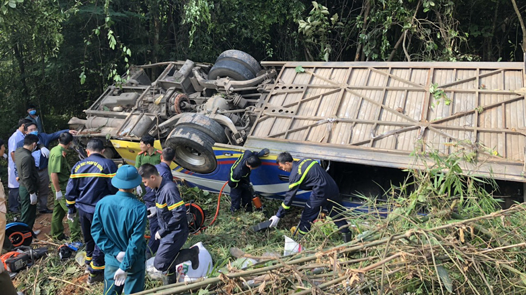 5 dead, 35 injured as sleeper bus plunges off cliff in Vietnam’s Central Highlands