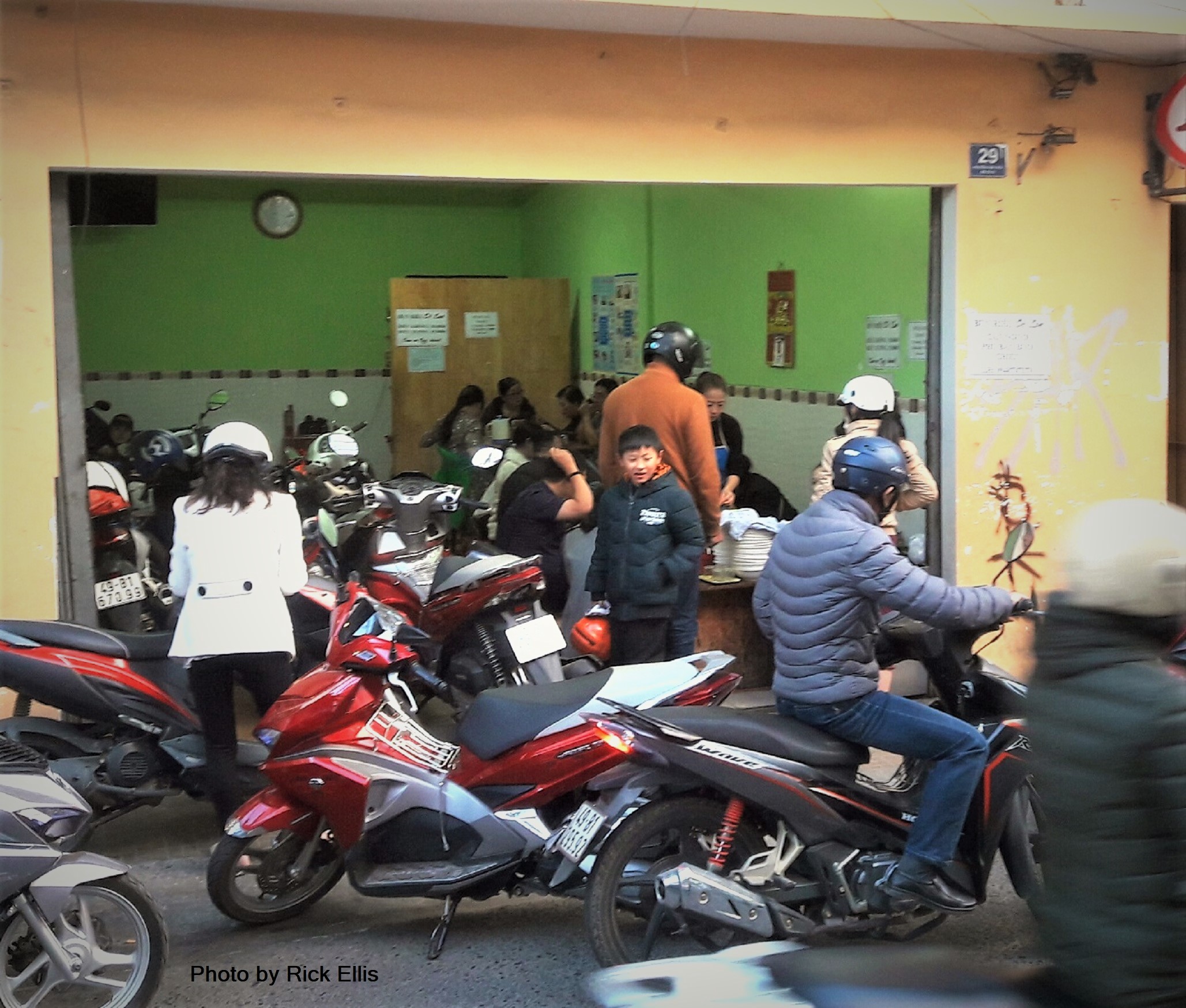 A mob scene outside Cô Lan, a 'bún riêu cua' (crab noodle soup) eatery in Da Lat City, Lam Dong Province, Vietnam. Photo: Rick Ellis