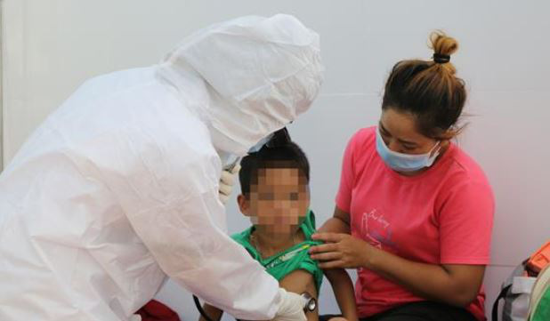 A child with diphtheria receives treatment at a health center of Cu M’gar District in Dak Lak Province, Vietnam. Photo: Vietnam News Agency