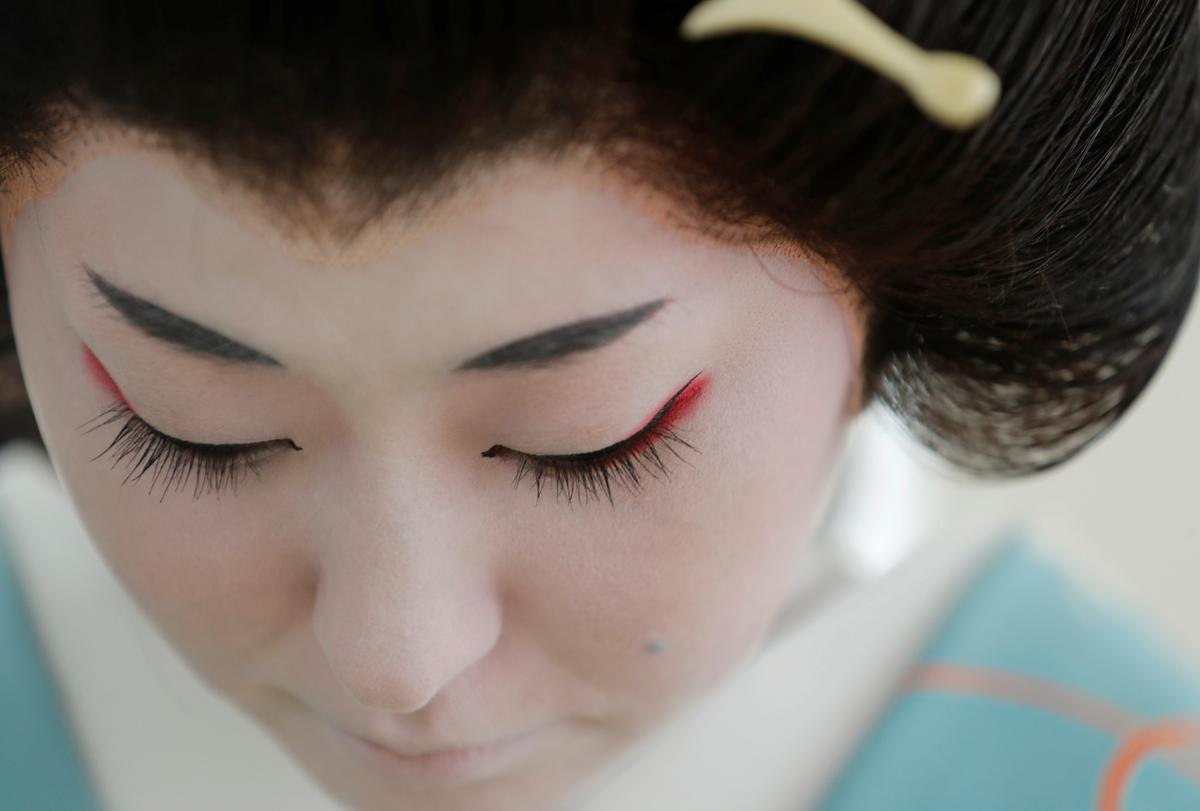 Koiku, who is a geisha, gets ready at Ikuko's home to work at a party being hosted by customers at a luxury restaurant, where she will be entertaining with other geisha, during the coronavirus (COVID-19) outbreak, in Tokyo, Japan, June 23, 2020. Photo: Reuters