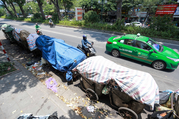 Uncollected garbage piles up on a street in an urban district of Hanoi, Vietnam, July 16, 2020. Photo: Chi Tue / Tuoi Tre