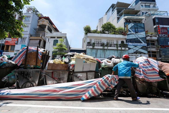 Garbage piles up in Hanoi as people block road to dump