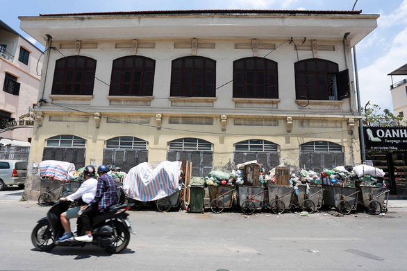 <em>Uncollected garbage piles up on a street in an urban district of Hanoi, Vietnam, July 16, 2020. Photo:</em> Chi Tue / Tuoi Tre