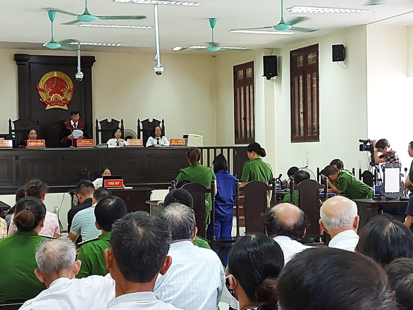 Lai Thi Kieu Trang (center, dark blue) stands trial in Thai Binh Province, Vietnam, July 17, 2020. Photo: Khanh Linh / Tuoi Tre