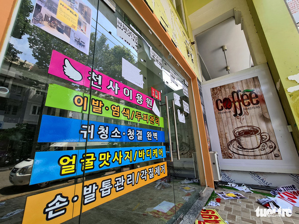 A shuttered coffee shop on one of the ‘Korean Streets’ in Tan Phong Ward, District, Ho Chi Minh City, July 19, 2020. Photo: Ngoc Hien / Tuoi Tre