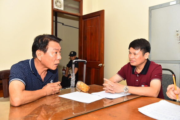 Colonel Nguyen Van Vien (R), director of The Investigation Police Department on Drug-Related Crimes, questions a South Korean national suspected of heading the drug ring in this photo supplied by police officers.