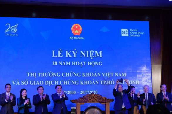 Prime Minister Nguyen Xuan Phuc strikes the gong to celebrate the 20th anniversary of the Vietnamese stock market and the Ho Chi Minh Stock Exchange (HoSE) on July 20, 2020. Photo: Bong Mai / Tuoi Tre