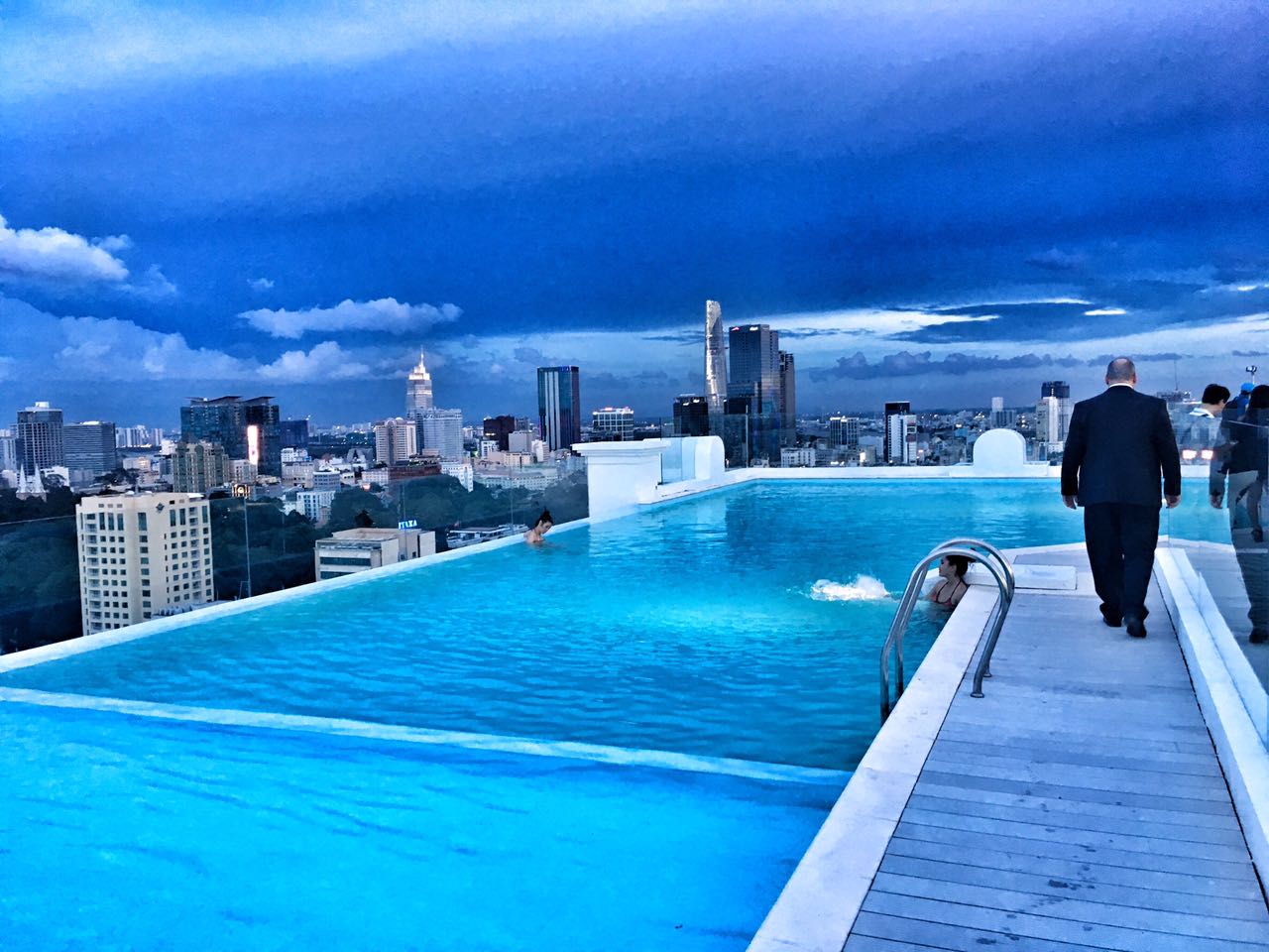 The infinity pool on the rooftop of Léman Luxury