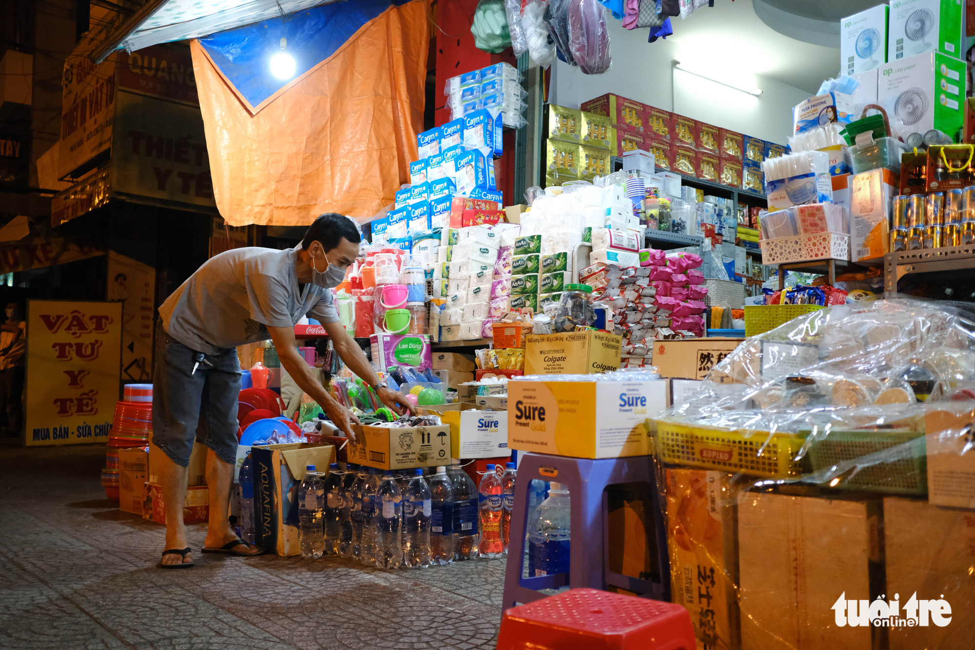 A vendor decides to stay inside the lockdown area in Da Nang City, Vietnam, July 28, 2020. Photo: Tan Luc / Tuoi Tre