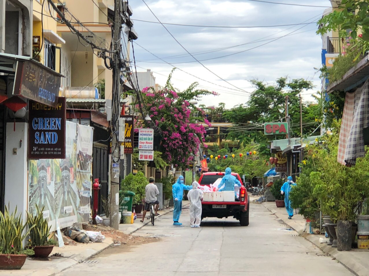 A pickup truck arrive with food and essentials for residents in an area cordoned off to contain the spread of novel coronavirus disease (COVID-19) in Hoi An City, Vietnam. Photo: Linh Trang / Tuoi Tre