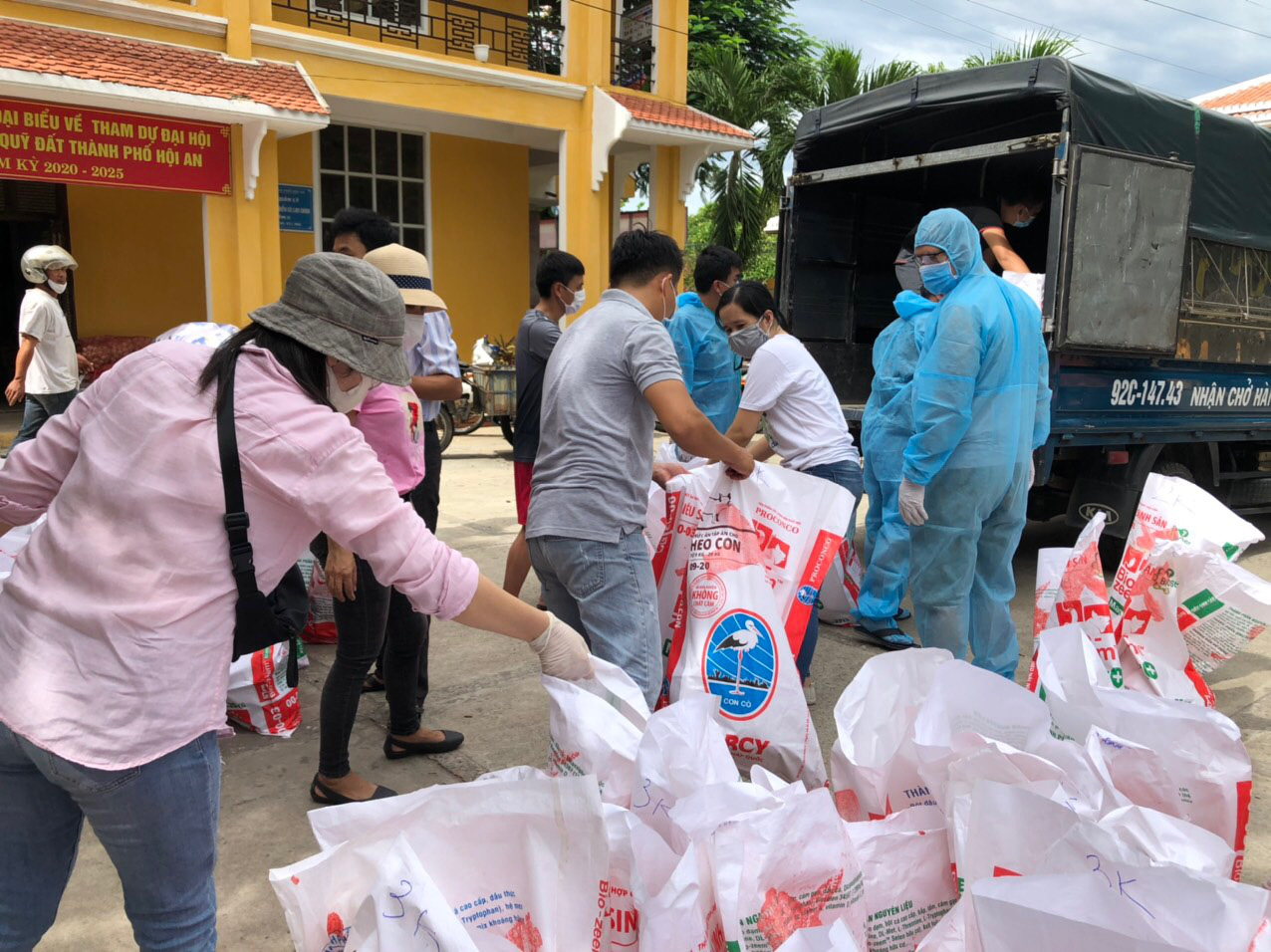 Trucks distribute essentials to Hoi An residents under COVID-19 social ...