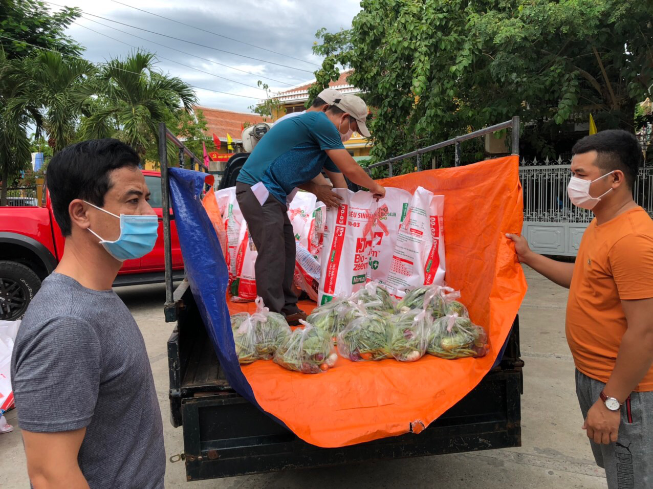 Volunteers load portioned food packages onto a truck before delivering them to sequestered households in Hoi An City, Vietnam. Photo: Linh Trang / Tuoi Tre