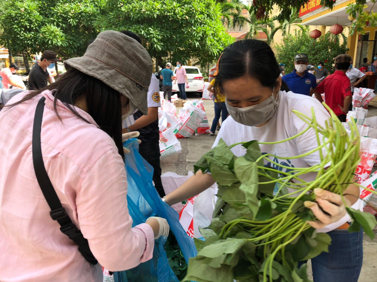 Volunteers prepare portions of vegetables before delivering them to sequestered households in Hoi An City, Vietnam. Photo: Linh Trang / Tuoi Tre