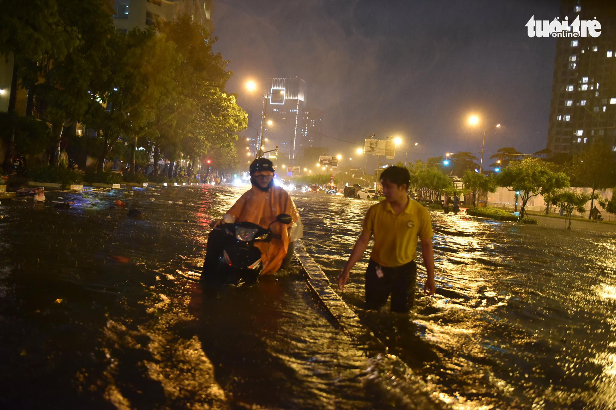 A motorbike breaks down after traveling on a heavily flooded road in Ho Chi Minh City, August 6, 2020. Photo: Ngoc Phuong / Tuoi Tre