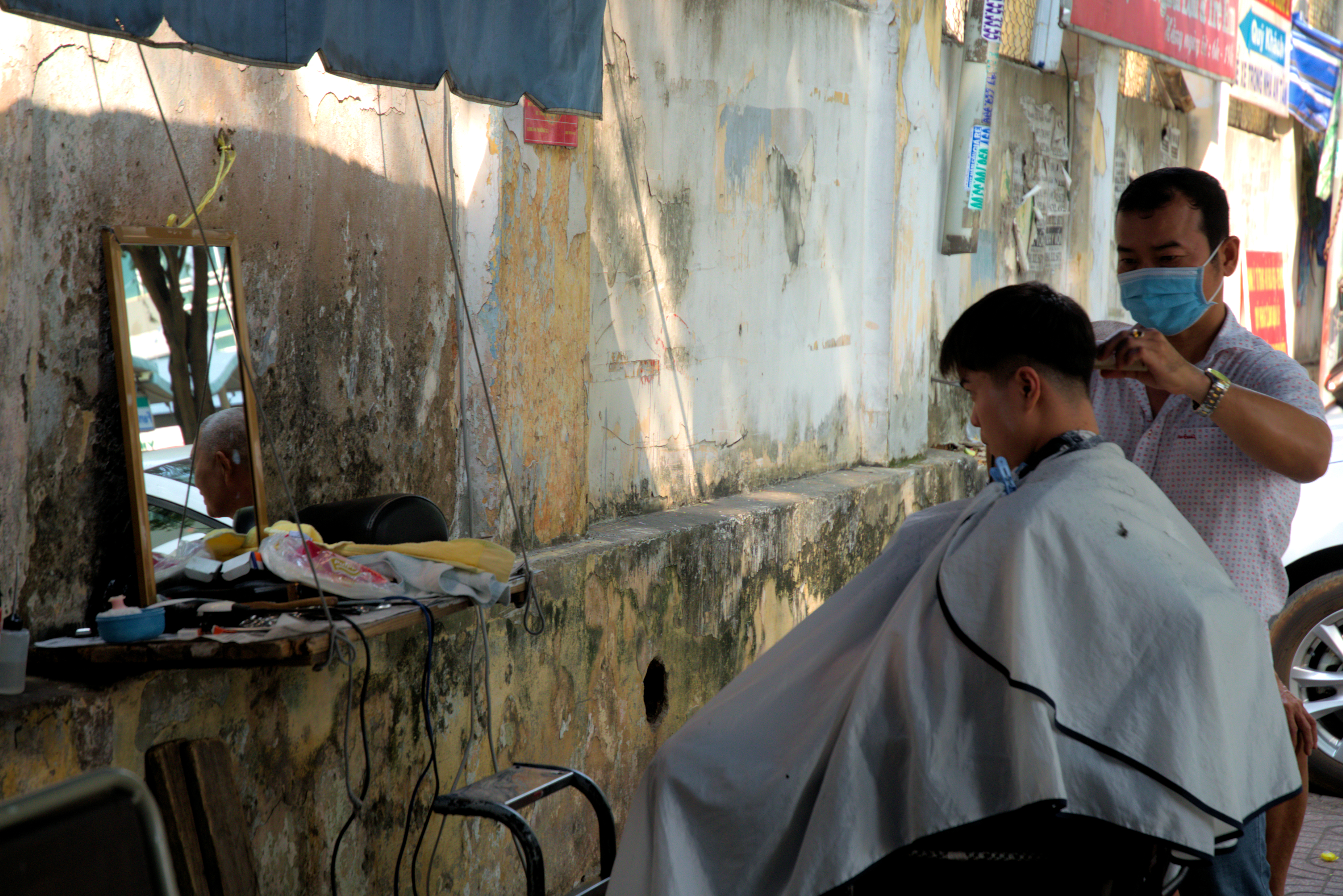 A sidewalk barber shop in Vietnam through Nunas' lens.