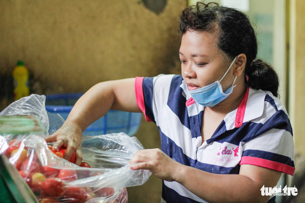 A staff checks on foods before processing them to feed animals at the Saigon Zoo and Botanical Gardens in Ho Chi Minh City’s District 1 on August 7, 2020. Photo: Le Phan/ Tuoi Tre