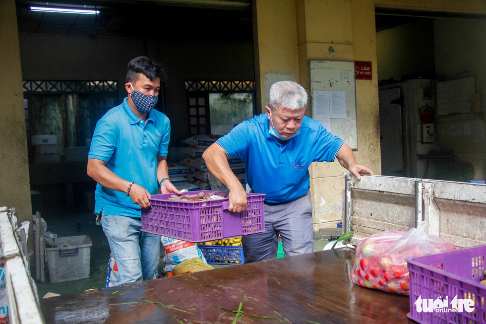 Two staff members load foods to a vehicle before transporting them to animal areas the Saigon Zoo and Botanical Gardens in Ho Chi Minh City’s District 1 on August 7, 2020. Photo: Le Phan/ Tuoi Tre