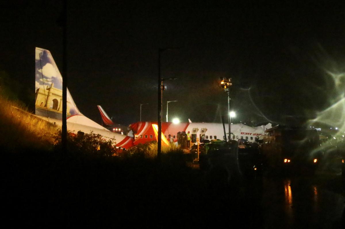 Rescue workers look for survivors after a passenger plane crashed when it overshot the runway at the Calicut International Airport in Karipur, in the southern state of Kerala, India, August 7, 2020. Photo: Reuters