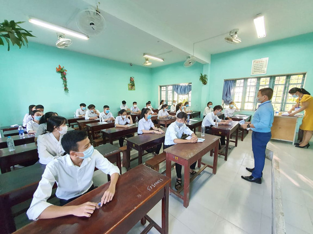 Students in Thua Thien-Hue Province, Vietnam are pictured before taking their Literature test, part of the national high school exam, on August 9, 2020. Photo: Phuoc Tuan / Tuoi Tre