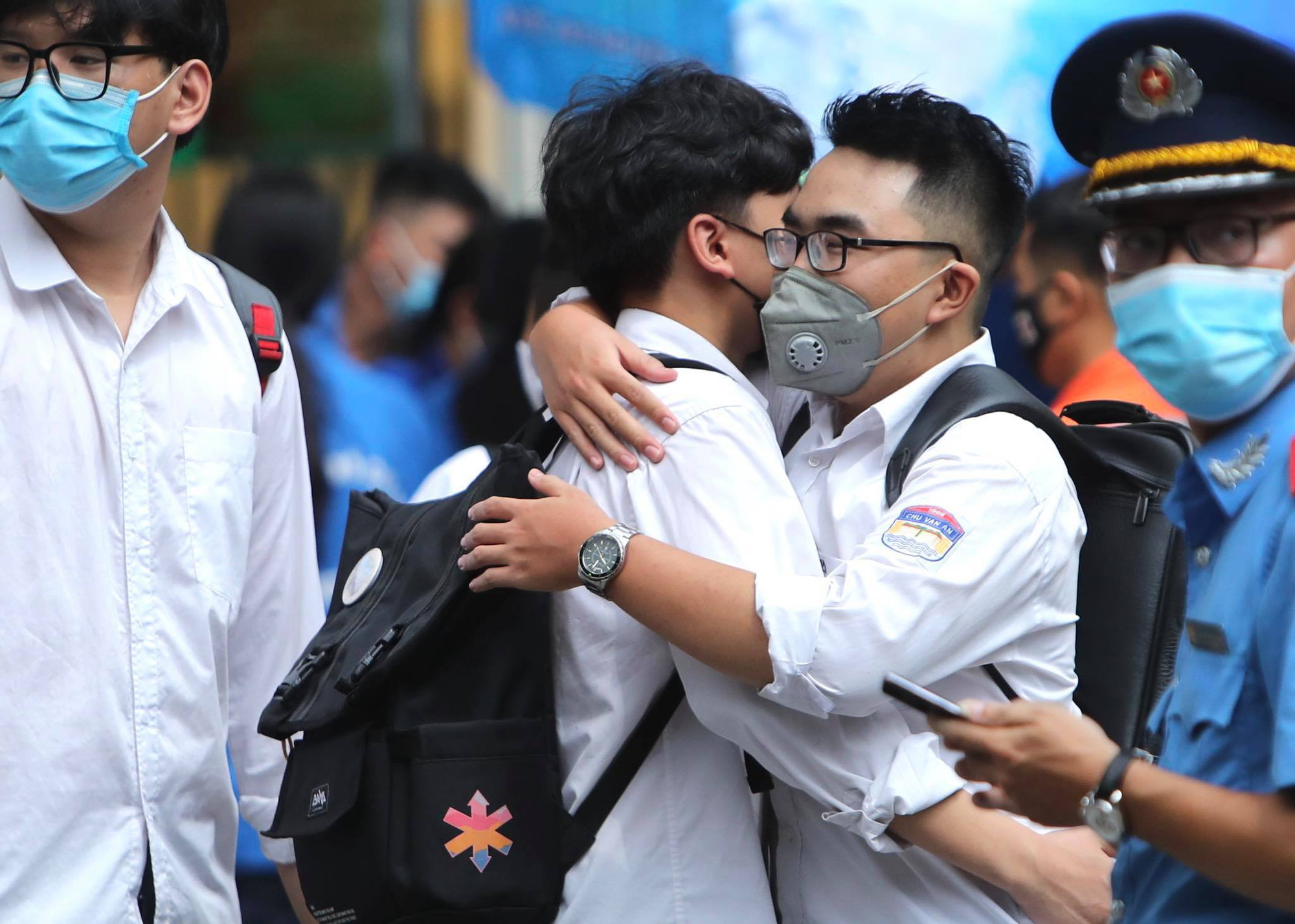 Two students hug each other after completing their literature test within the national high school exam in Hanoi, August 9, 2020. Photo: Nguyen Khanh / Tuoi Tre