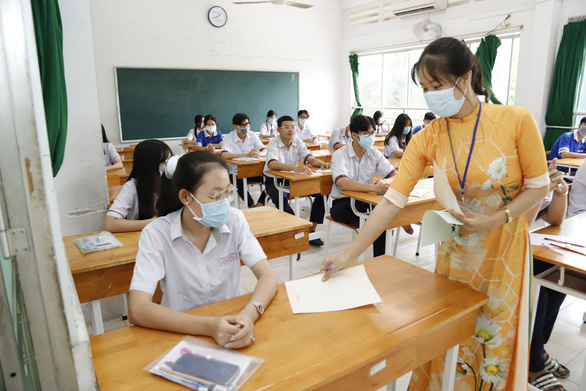Students are pictured before taking their foreign language test, part of the national high school exam, at Tan Phong High School in District 7, Ho Chi Minh City, August 10, 2020. Photo: Nhu Hung / Tuoi Tre