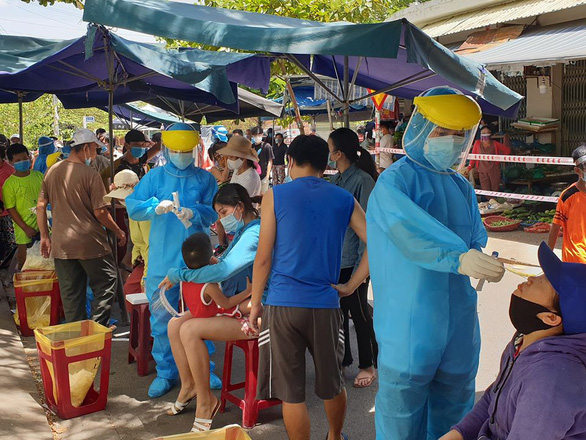 Da Nang closes market after three regular visitors catch COVID-19
