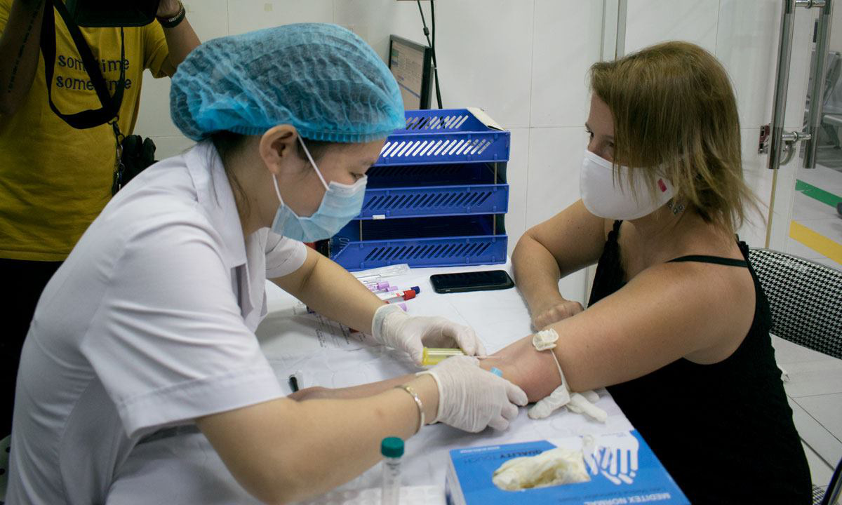 Recovered American COVID-19 patient donates plasma in Vietnam