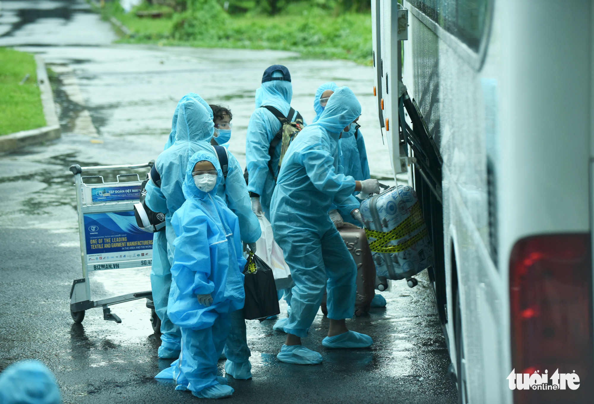 Passengers returning from Da Nang perform procedures at Tan Son Nhat International Airport before heading to a quarantine facility in Ho Chi Minh City, August 13, 2020. Photo: Duyen Phan / Tuoi Tre