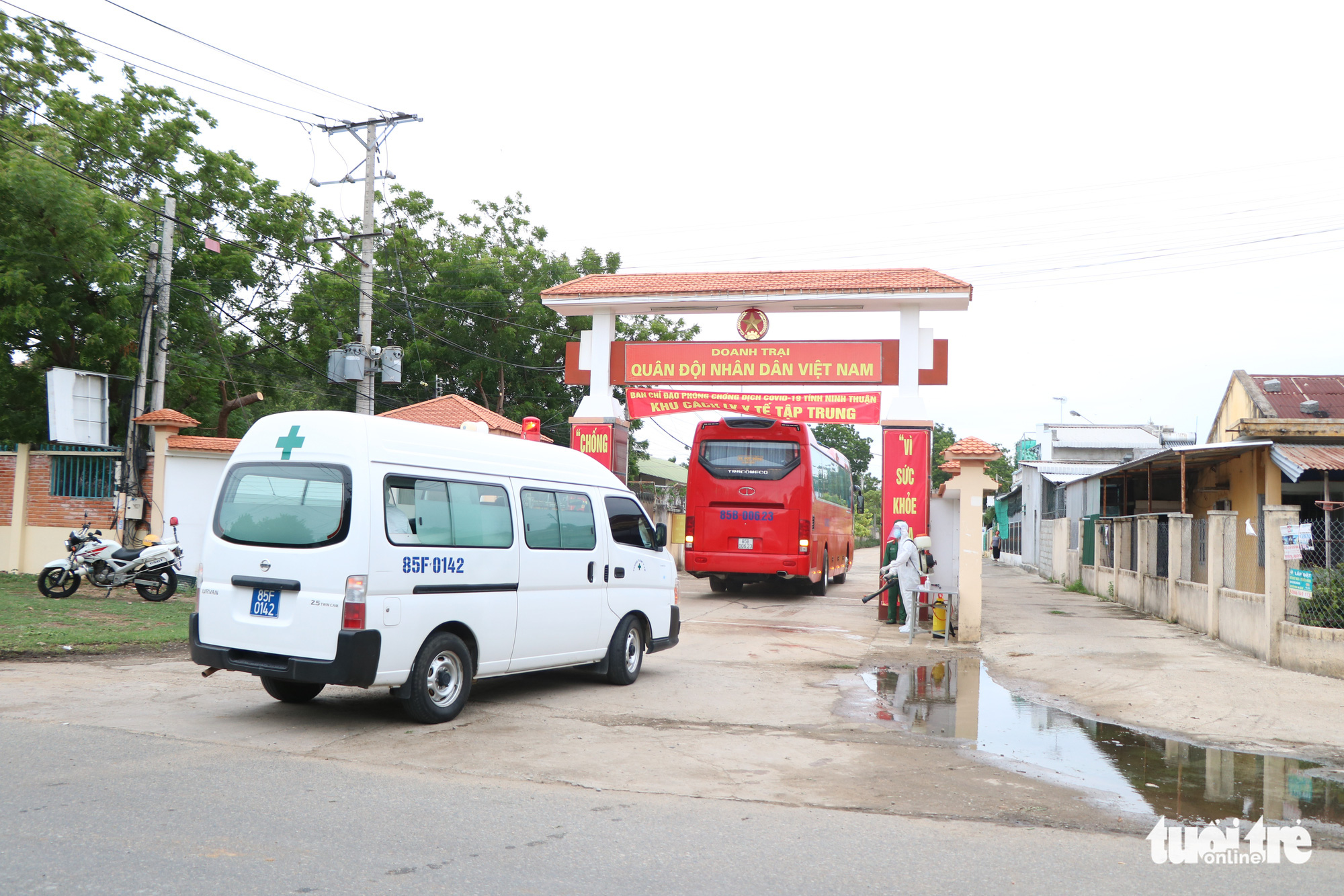 Vehicles carry Vietnamese citizens brought home from Malaysia to a novel coronavirus disease (COVID-19) quarantine facility in Ninh Thuan Province, Vietnam. Photo: Minh Tran / Tuoi Tre