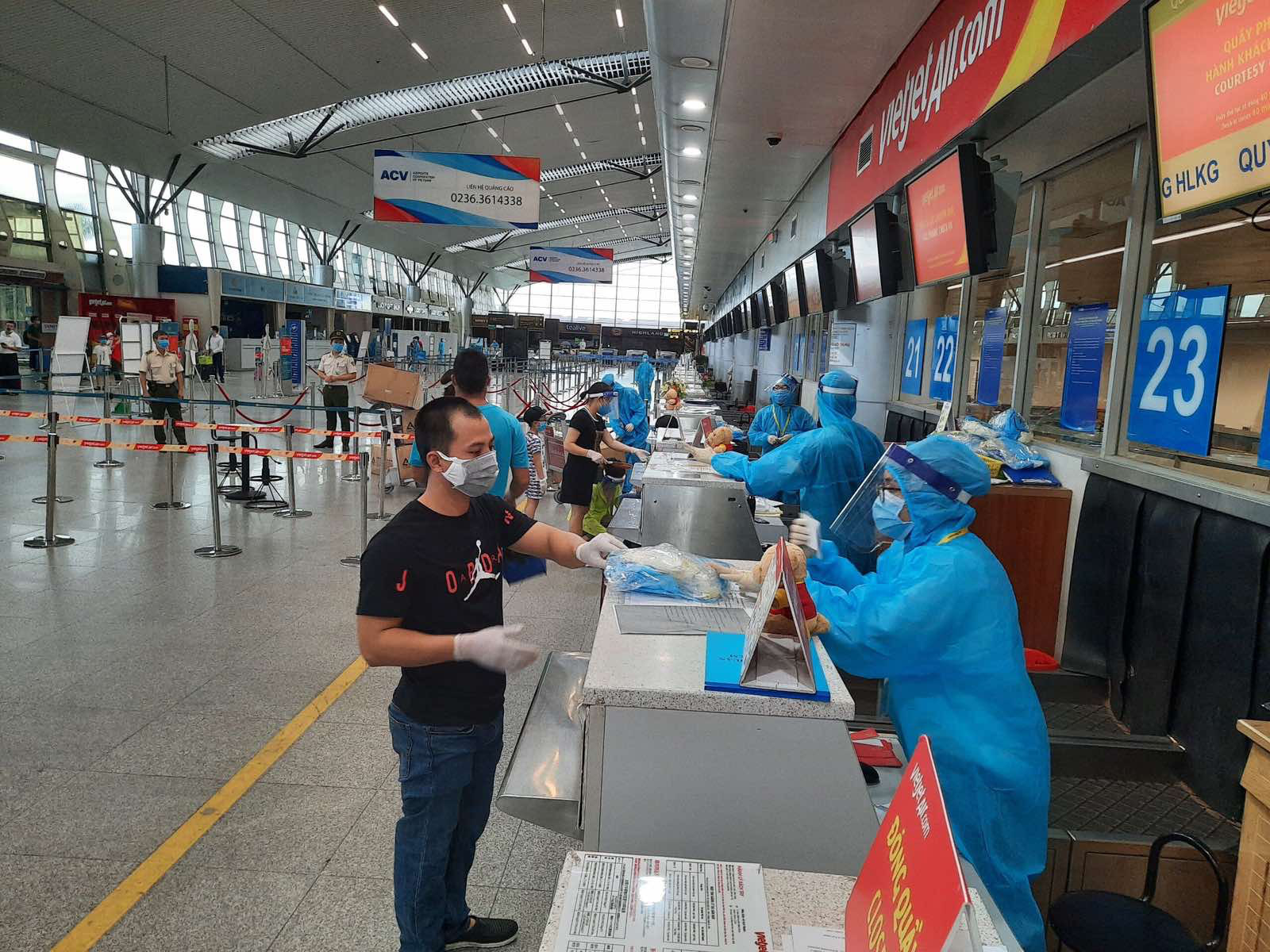 A male passenger checks in at a Vietjet counter at Da Nang International Airport, August 12, 2020. Photo: T. Tuyen / Tuoi Tre