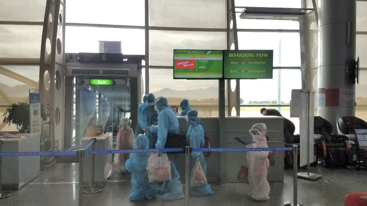 Passengers wear personal protective equipment at Da Nang International Airport, August 12, 2020. Photo: T. Tuyen / Tuoi Tre